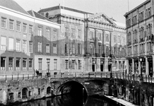 857390 Gezicht op het Stadhuis en de Stadhuisbrug te Utrecht.